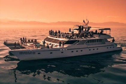 Mega Yacht Magical Sunset Show [All-Inclusive]