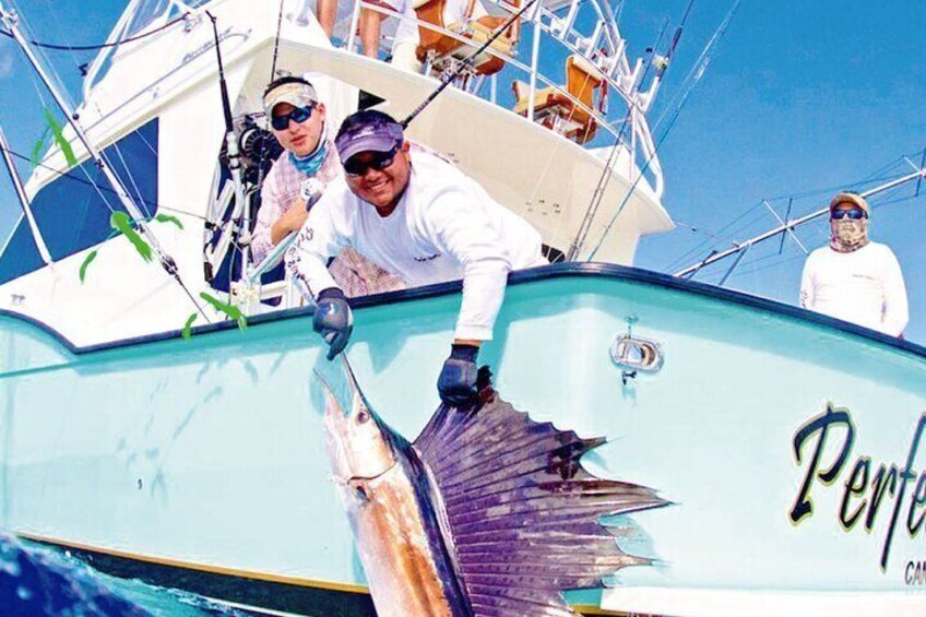 Private Luxury Fishing for 8 Hours in Cancun