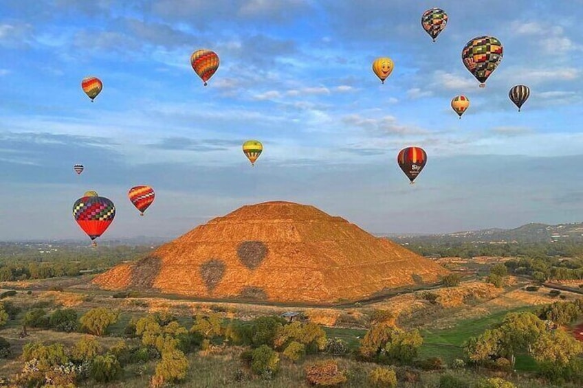 Hot Air Balloon Flight over Teotihuacán + Breakfast in a natural cave