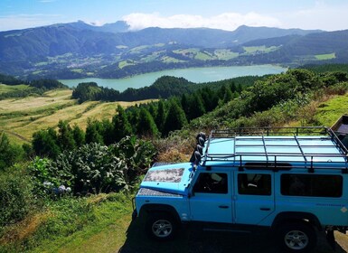 半日 4X4 旅游 Sete Cidades。进入人迹罕至的地方。