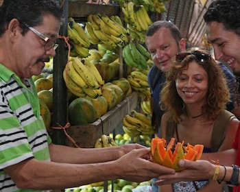 San Jose: Spaziergang durch den Zentralmarkt mit Bissen und Sehenswürdigkei...