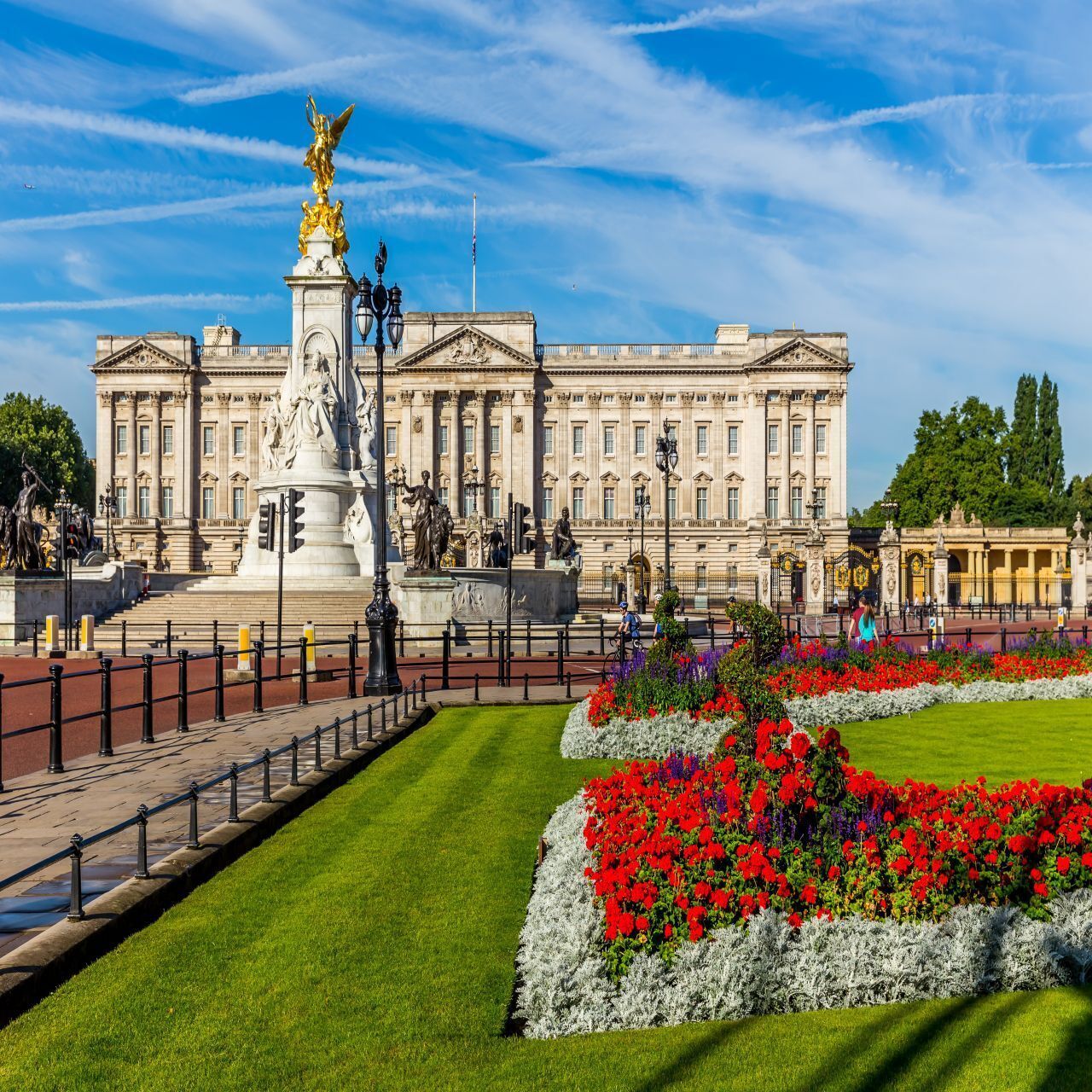 Buckingham palace trafalgar square. Букингемский дворец Великобритания. Букингемский дворец Джон Нэш. Ворота Букингемского дворца. Королевский дворец в Англии.