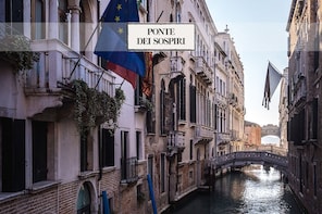 Combo Tour: Walking Tour of Venice & Gondola Ride
