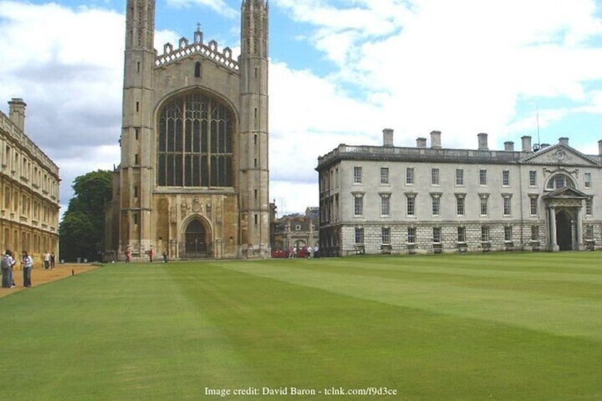 Private Walking Tour of Cambridge with tickets & a pub drink