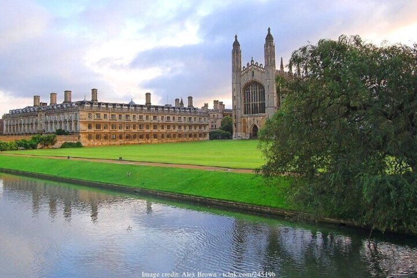 Private Walking Tour of Cambridge with tickets & a pub drink