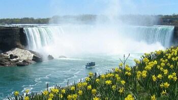 Niagara Falls Day Trip from Chicago by Air with Maid of the Mist Boat Ride