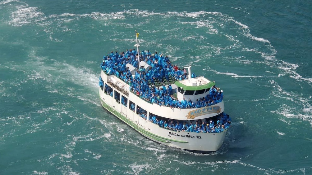 Boat tour of Niagara Falls 