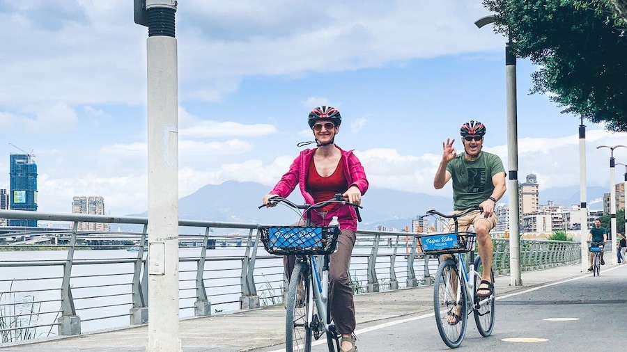 Taipei: 4-Hour Morning City Cycling Tour with Breakfast