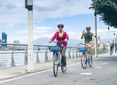 Taipei: 4-Hour Morning City Cycling Tour with Breakfast