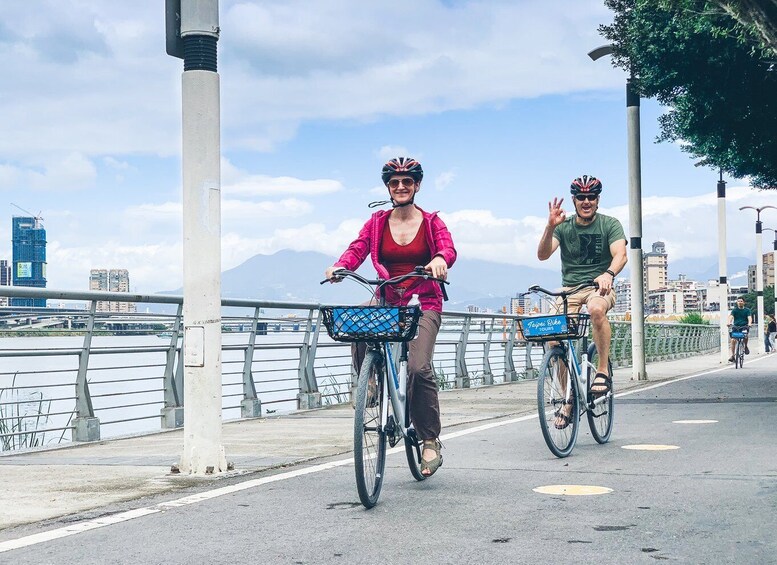 Taipei: 4-Hour Morning City Cycling Tour with Breakfast