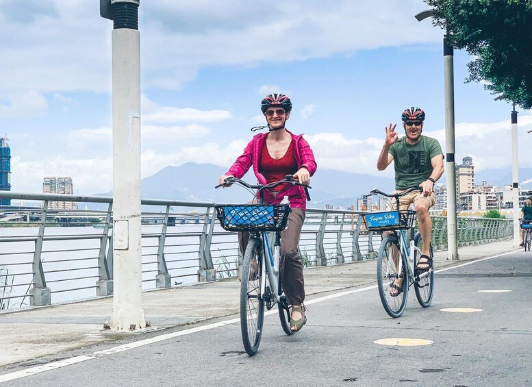 Taipei: 4-Hour Morning City Cycling Tour with Breakfast