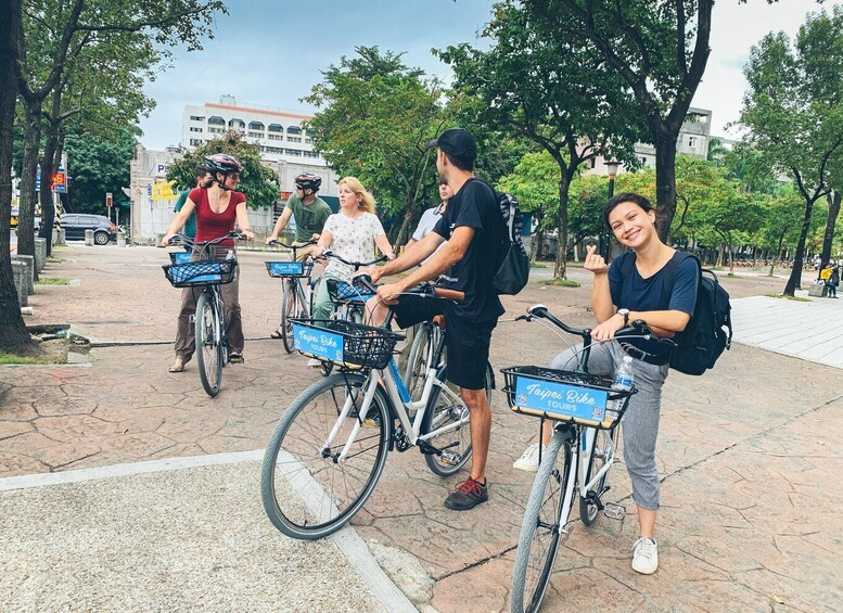 Picture 2 for Activity Taipei: 4-Hour Morning City Cycling Tour with Breakfast