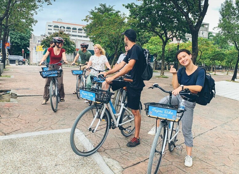 Picture 2 for Activity Taipei: 4-Hour Morning City Cycling Tour with Breakfast