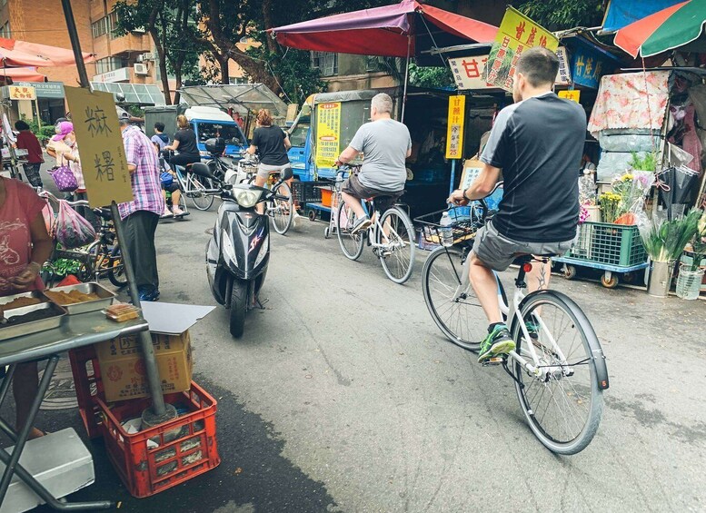 Picture 3 for Activity Taipei: 4-Hour Morning City Cycling Tour with Breakfast