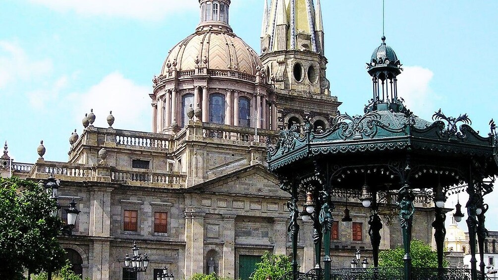 Cargar foto 5 de 9. Another view of the Guadalajara cathedral in Guadalajara.