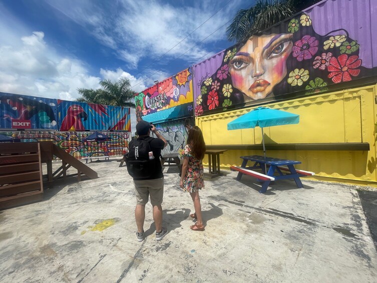 Miami: Little Havana and Wynwood Bus Tour with Guided Walks