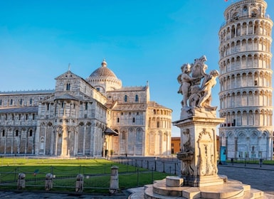 Pisa: Ihmeiden aukio Muistomerkit lippu ja kalteva torni
