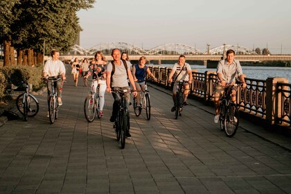 リガ：メザパークと旧市街を巡る緑地バイクツアー