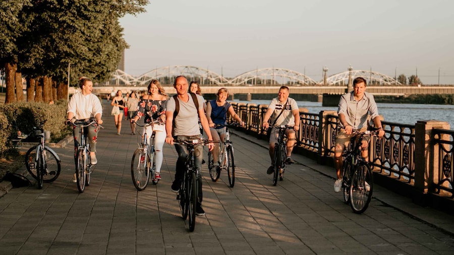 Riga: Green Spaces Bike Tour with Mezaparks and Old Town
