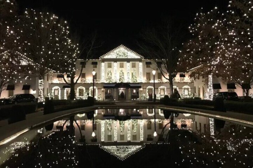 Williamsburg Inn's exterior Christmas holiday decorations