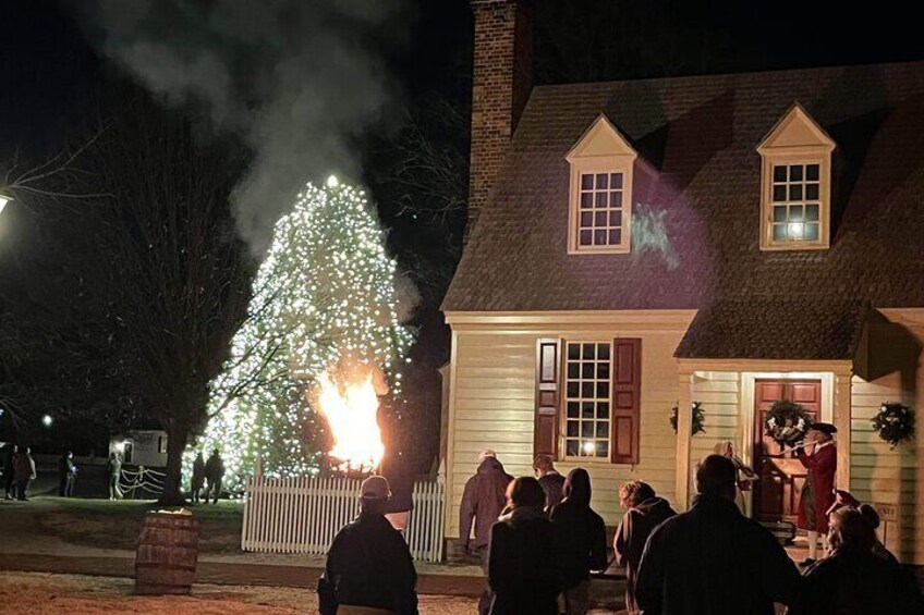 Colonial Williamsburg's Christmas tree with Yule log and music