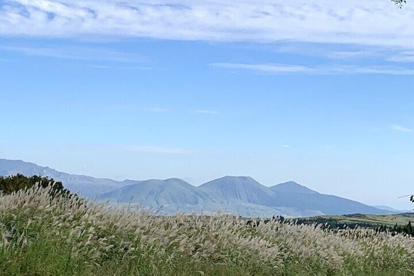 Aso, Kumamoto
About 1 hour to run the famous Aso driving course in Japan.
The pampas grass is beautiful in autumn.