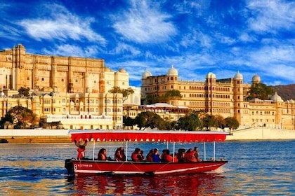 Udaipur Sightseeing Tour with Boat Ride and Lunch