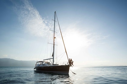 Airlie Beach: Privat guidad 2-nätters seglingskryssning med yacht