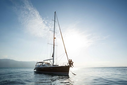 Airlie Beach: Privater geführter 2-Nächte-Yacht-Segelausflug