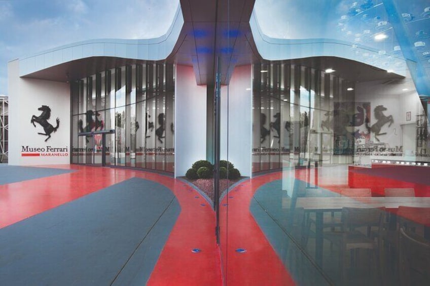 Panoramic tour of the Fiorano track with entrance to the Ferrari Museum