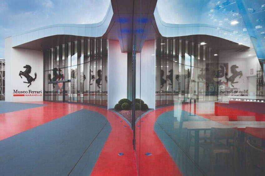 Panoramic tour of the Fiorano track with entrance to the Ferrari Museum