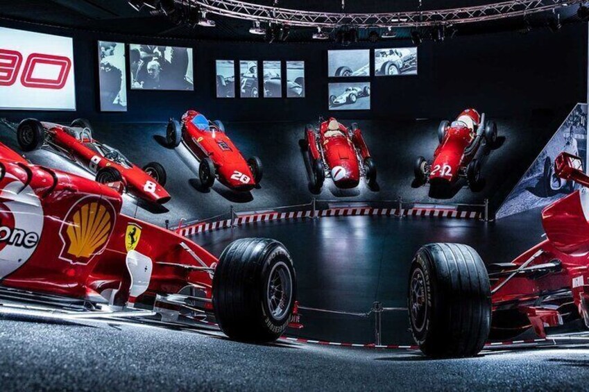 Panoramic tour of the Fiorano track with entrance to the Ferrari Museum