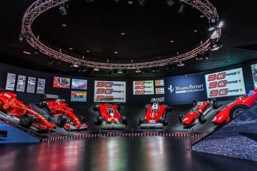 Panoramic tour of the Fiorano track with entrance to the Ferrari Museum