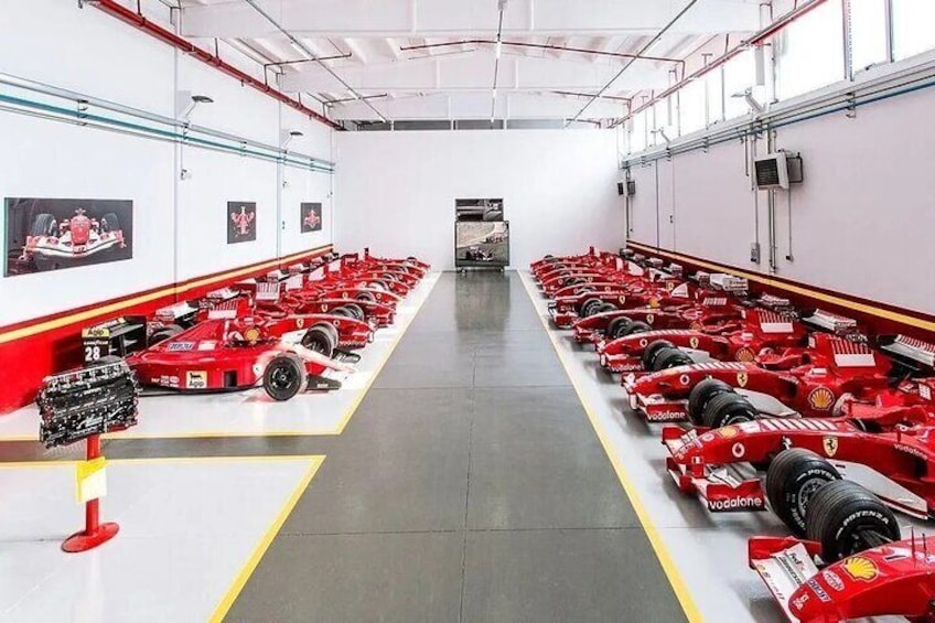 Panoramic tour of the Fiorano track with entrance to the Ferrari Museum