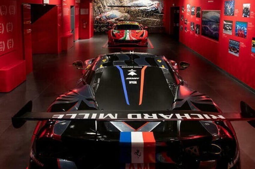 Panoramic tour of the Fiorano track with entrance to the Ferrari Museum