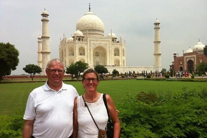 Full-Day Taj Mahal Tour from Mumbai with Flight Tickets Included