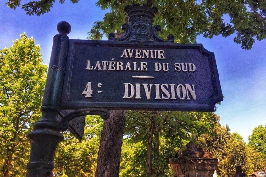 Paris: Pere Lachaise Famous Graves Guided walking tour 