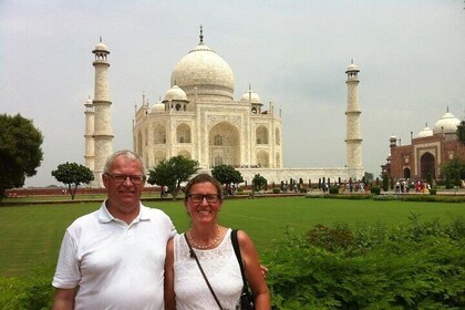 Full-Day Taj Mahal Agra Private Tour from Chennai with Flights