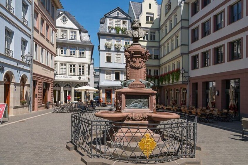 New old town: Friedrich-Stoltze fountain on the chicken market ©#visitfrankfurt, Holger Ullmann