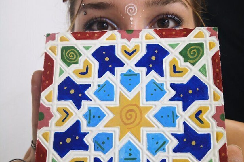 Paint your personalized Alhambra tiles