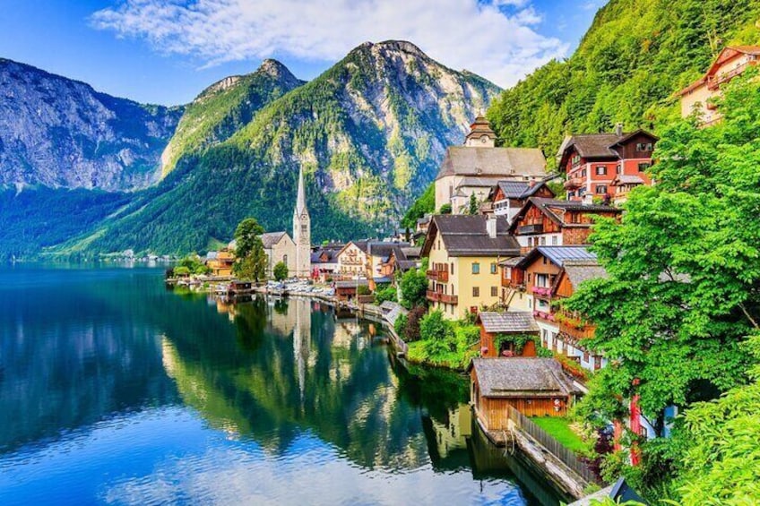 HALLSTATT, the history of salt mining in Hallstatt is unique in the world. People mined salt here as early as the Neolithic Age – an unbelievable 7,000 years ago.