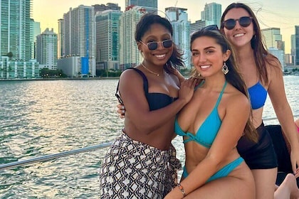 Croisière touristique en yacht à Miami Beach : nager, bronzer, apporter vos...