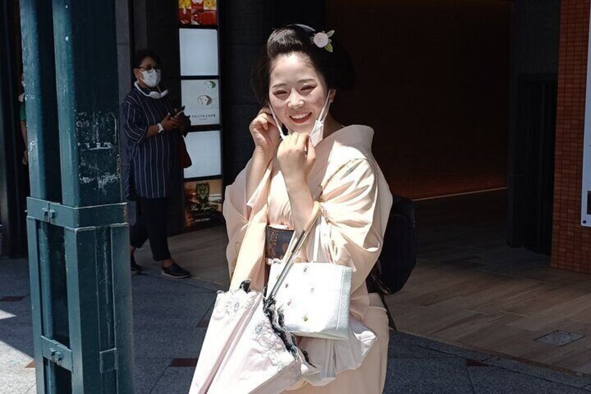 It's very rare to have a maiko allowing you to take picture of them while smiling at you