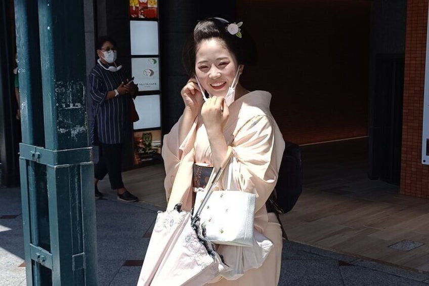 It's very rare to have a maiko allowing you to take picture of them while smiling at you