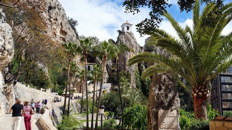 From Albir, Altea, Benidorm & Calpe: Guadalest & Algar Tour