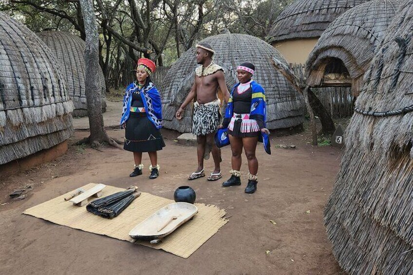 5 Hours Private Lesedi Cultural Village Tour with Lunch 