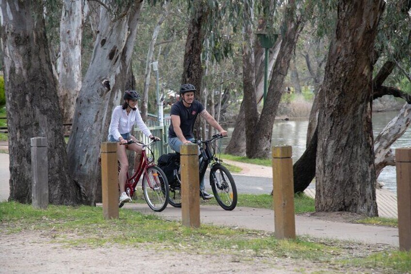 The river trails to Yindyamarra Sculpture trail + Wonga wetlands or to Wodonga in the other direction.