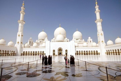 Abu Dhabi City Tour With Shaikh Zayed Grand Mosque.