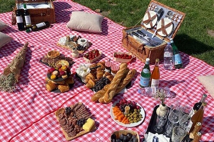 Picnic parisino junto a la Torre Eiffel: una muestra de especialidades fran...