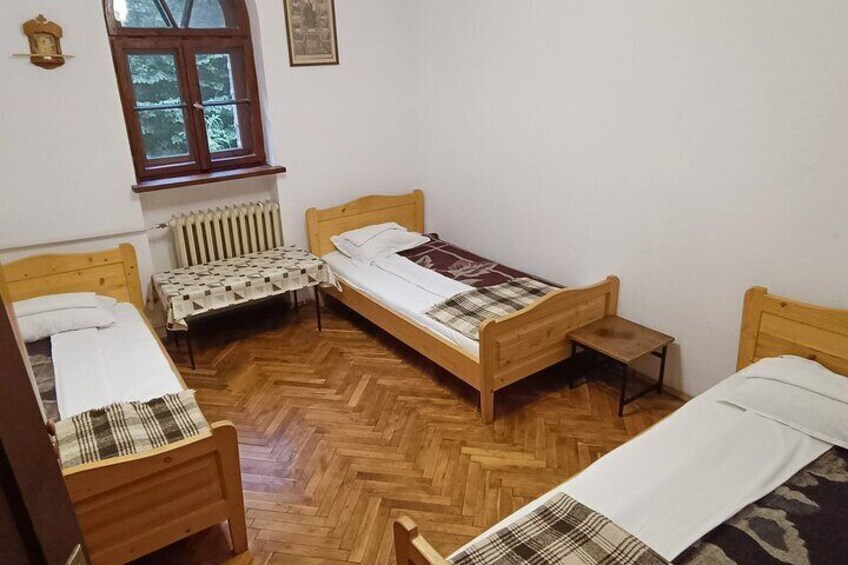 Very comfortable private room with heating, hot water and private bathroom :)